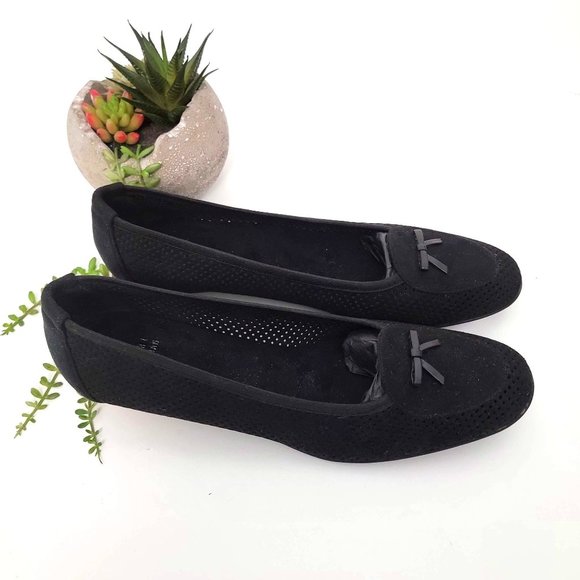 Stuart Weitzman Made in Spain Black Perforated Suede Bow Kitten Heel Flats SZ 11 - Picture 5 of 10